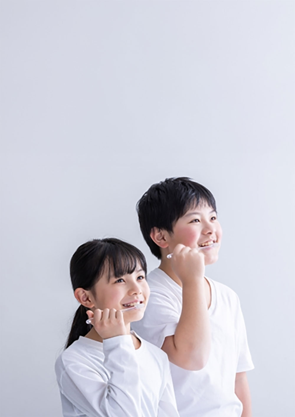 歯を磨いている子どもたち