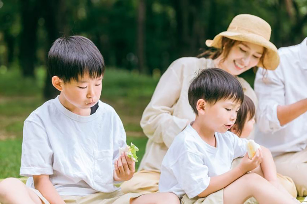 自然の中で食事をする家族